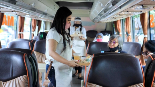 Menikmati Wisata Kuliner di Dalam Bus