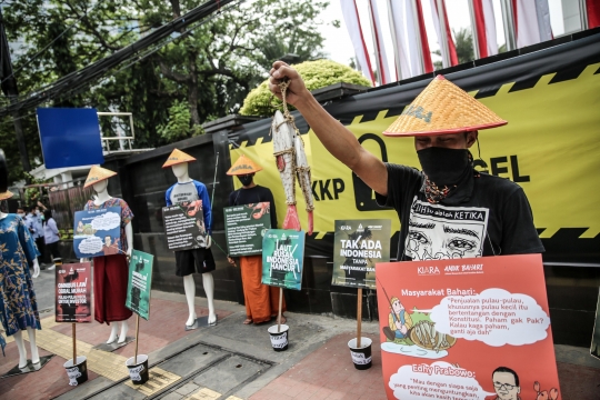 Aksi Damai Kiara di Depan Gedung KKP