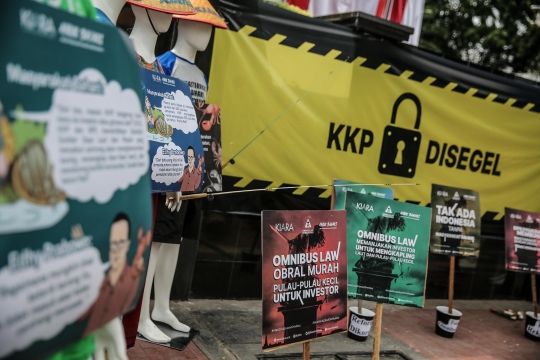 Aksi Damai Kiara di Depan Gedung KKP