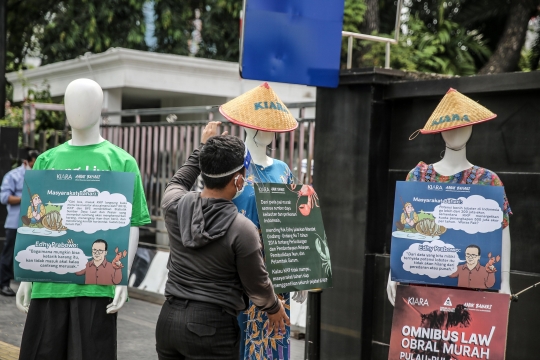 Aksi Damai Kiara di Depan Gedung KKP