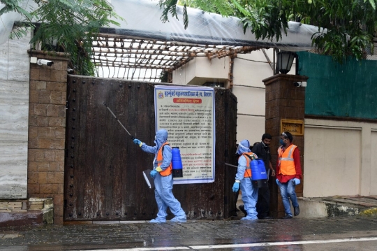 Positif Corona, Rumah Amitabh Bachchan Disemprot Disinfektan