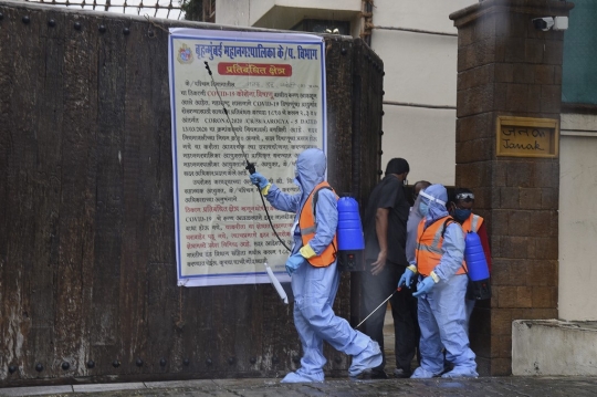 Positif Corona, Rumah Amitabh Bachchan Disemprot Disinfektan