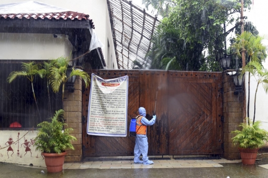 Positif Corona, Rumah Amitabh Bachchan Disemprot Disinfektan