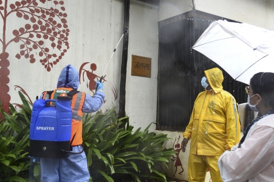 Positif Corona, Rumah Amitabh Bachchan Disemprot Disinfektan