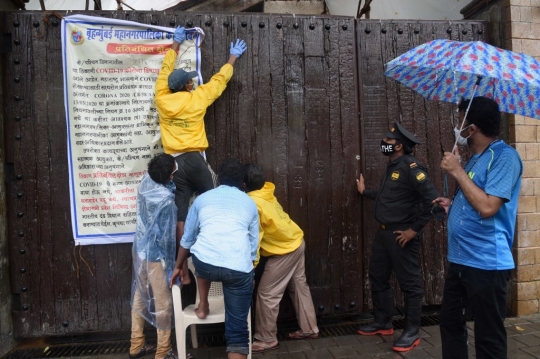 Positif Corona, Rumah Amitabh Bachchan Disemprot Disinfektan