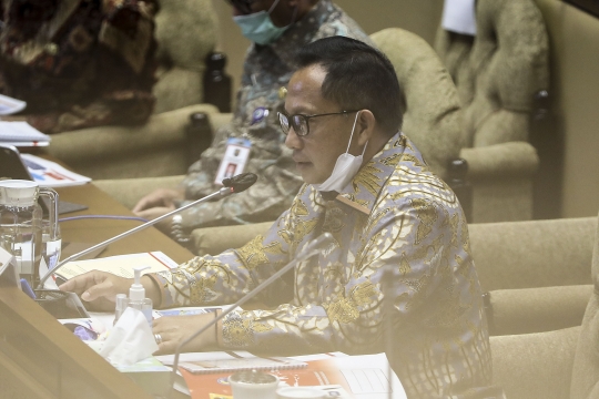 Raker dengan Komisi II DPR, Mendagri Imbau Pilkada Tak Gunakan Dana Bansos