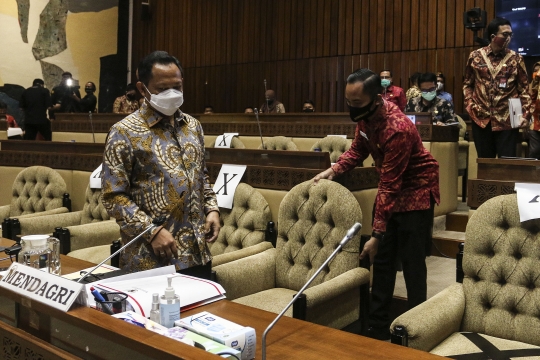 Raker dengan Komisi II DPR, Mendagri Imbau Pilkada Tak Gunakan Dana Bansos