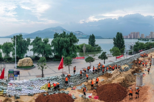Dilanda Banjir, Tentara China Buat Tanggul Darurat di Sepanjang Danau Boyang