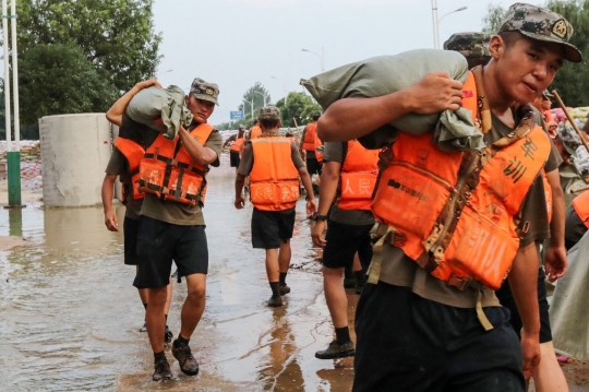 Dilanda Banjir, Tentara China Buat Tanggul Darurat di Sepanjang Danau Boyang