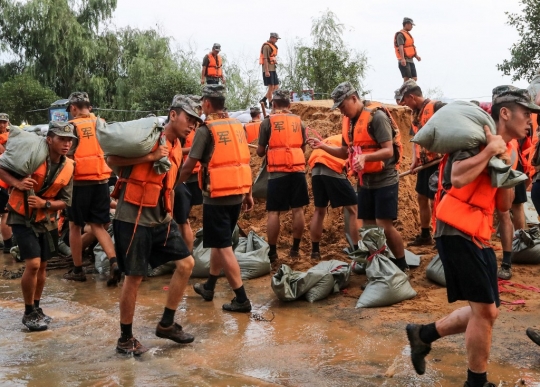 Dilanda Banjir, Tentara China Buat Tanggul Darurat di Sepanjang Danau Boyang