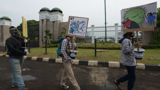 Aksi Damai Tuntut Pembatalan Omnibus Law di Depan Gedung DPR