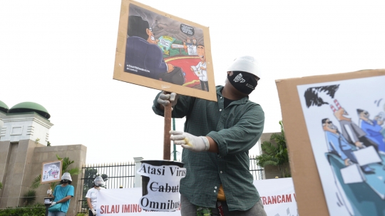 Aksi Damai Tuntut Pembatalan Omnibus Law di Depan Gedung DPR