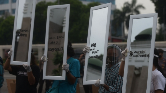Aksi Damai Tuntut Pembatalan Omnibus Law di Depan Gedung DPR
