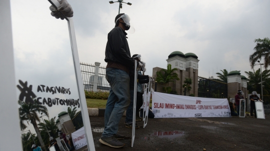 Aksi Damai Tuntut Pembatalan Omnibus Law di Depan Gedung DPR
