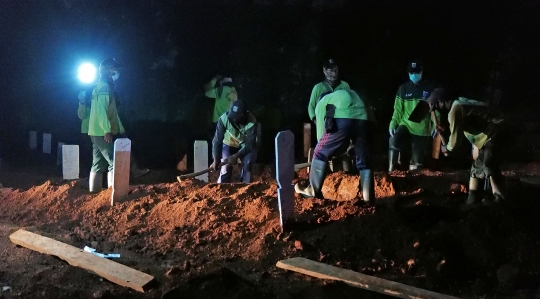 Penggali Kubur Pasien Covid-19 Menanti Insentif