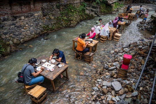 Sensasi Bersantap di Aliran Sungai Kampung Kemensah