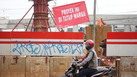 Poster Protes Warga Hiasi Pembangunan Flyover Tanjung Barat