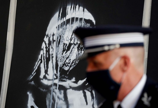 Sempat Dicuri, Lukisan Banksy untuk Korban Teror Paris Dikembalikan