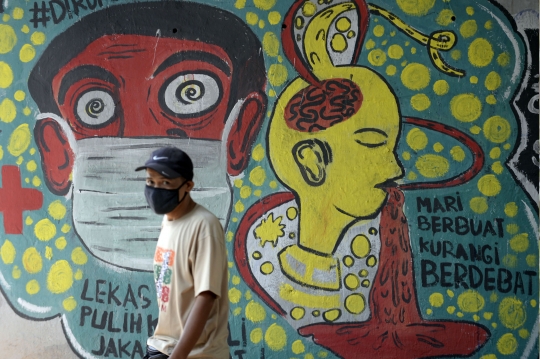 Melihat Mural Imbauan Tetap Memakai Masker