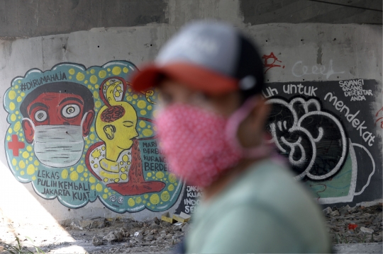 Melihat Mural Imbauan Tetap Memakai Masker