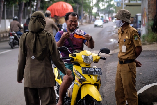 Petugas Kelurahan Cimone Jaring Warga Tak Pakai Masker