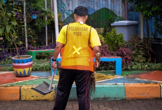 Petugas Kelurahan Cimone Jaring Warga Tak Pakai Masker