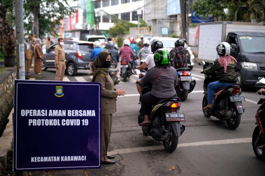 Petugas Kelurahan Cimone Jaring Warga Tak Pakai Masker