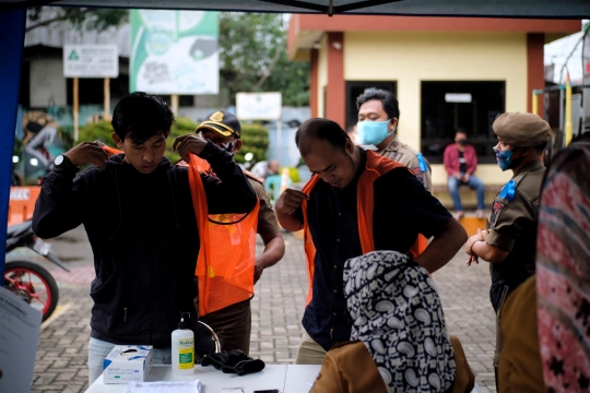 Petugas Kelurahan Cimone Jaring Warga Tak Pakai Masker