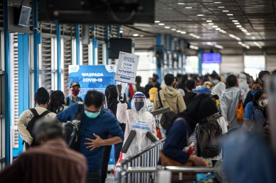 Aksi Manusia Covid Ingatkan Jaga Jarak di Halte Transjakarta