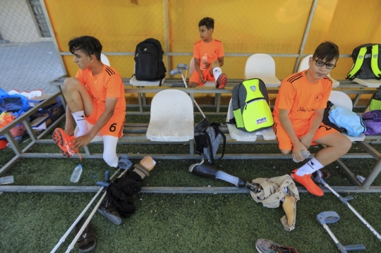 Semangat Anak-Anak Palestina Berkaki Satu Berlatih Sepak Bola