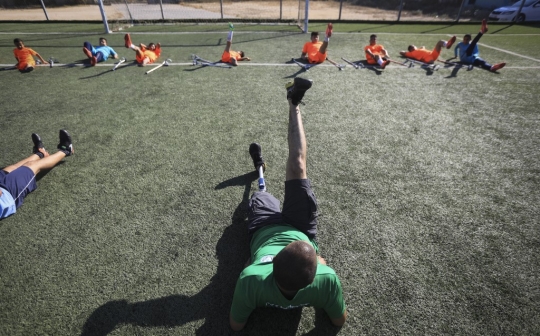 Semangat Anak-Anak Palestina Berkaki Satu Berlatih Sepak Bola