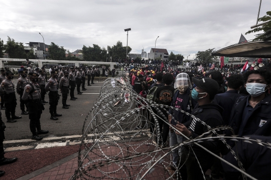 Massa Buruh dan Mahasiswa Demo Tolak Omnibus Law di DPR