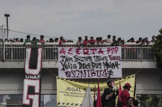 Massa Buruh dan Mahasiswa Demo Tolak Omnibus Law di DPR