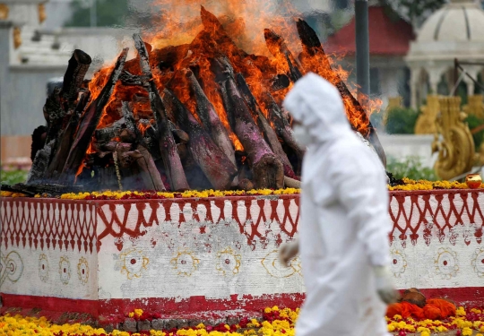 Prosesi Pembakaran Jenazah Pasien Covid-19 di India