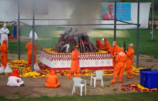 Prosesi Pembakaran Jenazah Pasien Covid-19 di India