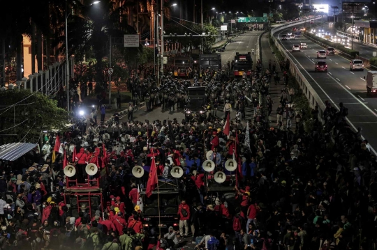 Demo Mahasiswa Buruh di DPR Masih Bertahan Hingga Malam Hari