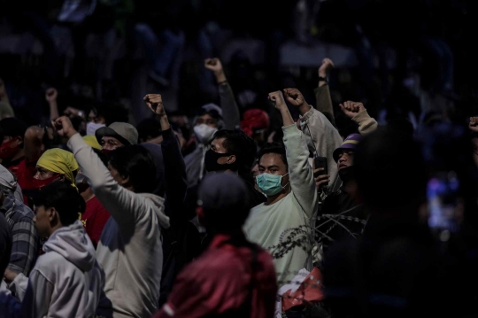 Demo Mahasiswa Buruh di DPR Masih Bertahan Hingga Malam Hari