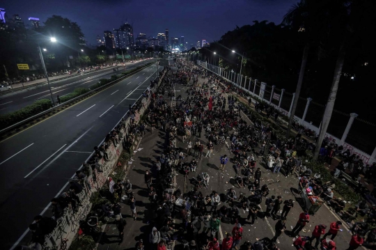 Demo Mahasiswa Buruh di DPR Masih Bertahan Hingga Malam Hari