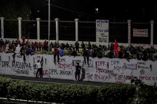 Demo Mahasiswa Buruh di DPR Masih Bertahan Hingga Malam Hari