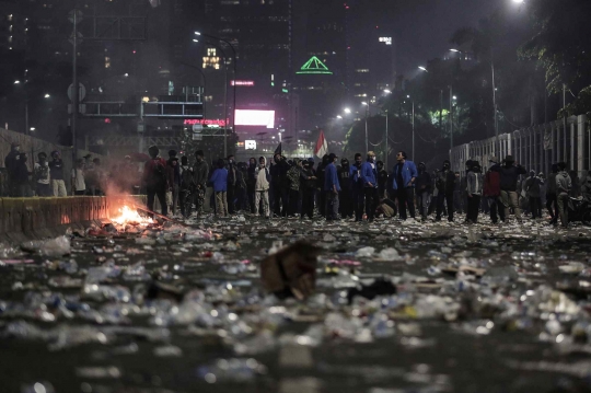 Demo Mahasiswa Buruh di DPR Masih Bertahan Hingga Malam Hari