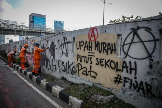 Petugas PPSU Bersihkan Vandalisme Pascademo di DPR