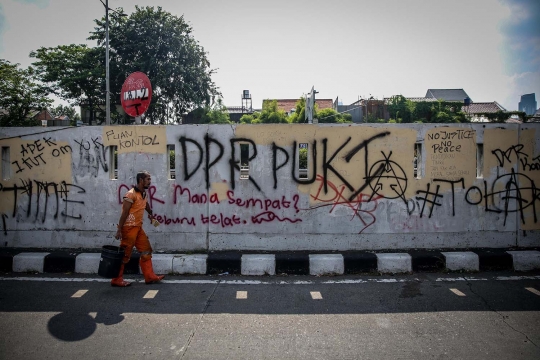 Petugas PPSU Bersihkan Vandalisme Pascademo di DPR