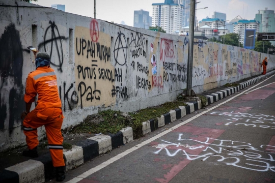 Petugas PPSU Bersihkan Vandalisme Pascademo di DPR