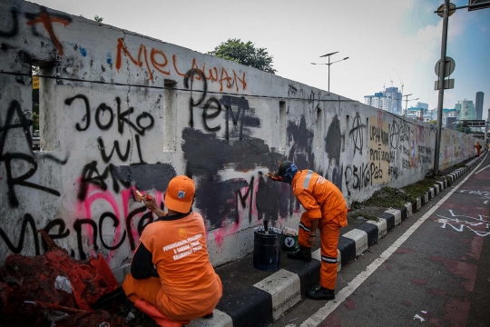 Petugas PPSU Bersihkan Vandalisme Pascademo di DPR