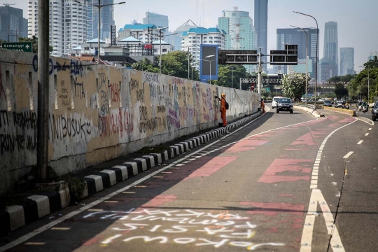 Petugas PPSU Bersihkan Vandalisme Pascademo di DPR