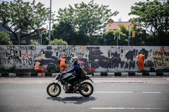 Petugas PPSU Bersihkan Vandalisme Pascademo di DPR