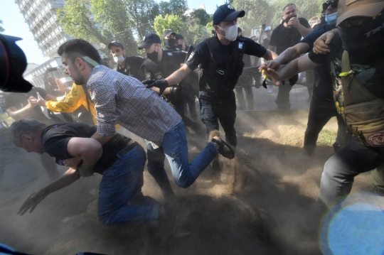 Protes UU Pembatasan Bahasa Ukraina, Massa Oposisi dan Polisi Bentrok