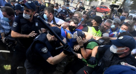 Protes UU Pembatasan Bahasa Ukraina, Massa Oposisi dan Polisi Bentrok