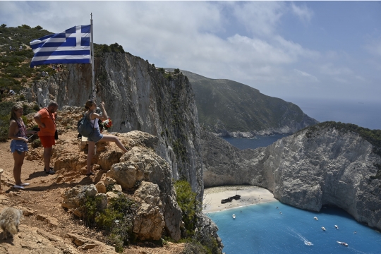 Cantiknya Pantai Navagio di Yunani dengan Bangkai Kapal Ikonik