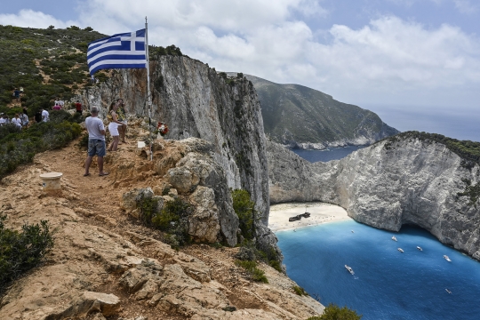 Cantiknya Pantai Navagio di Yunani dengan Bangkai Kapal Ikonik